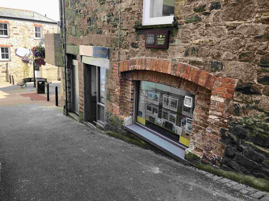Lot: 127 - FREEHOLD FOUR STOREY COMMERCIAL BUILDING IN PROMINENT TRADING LOCATION - Side elevation of 2 Vicarage Hill